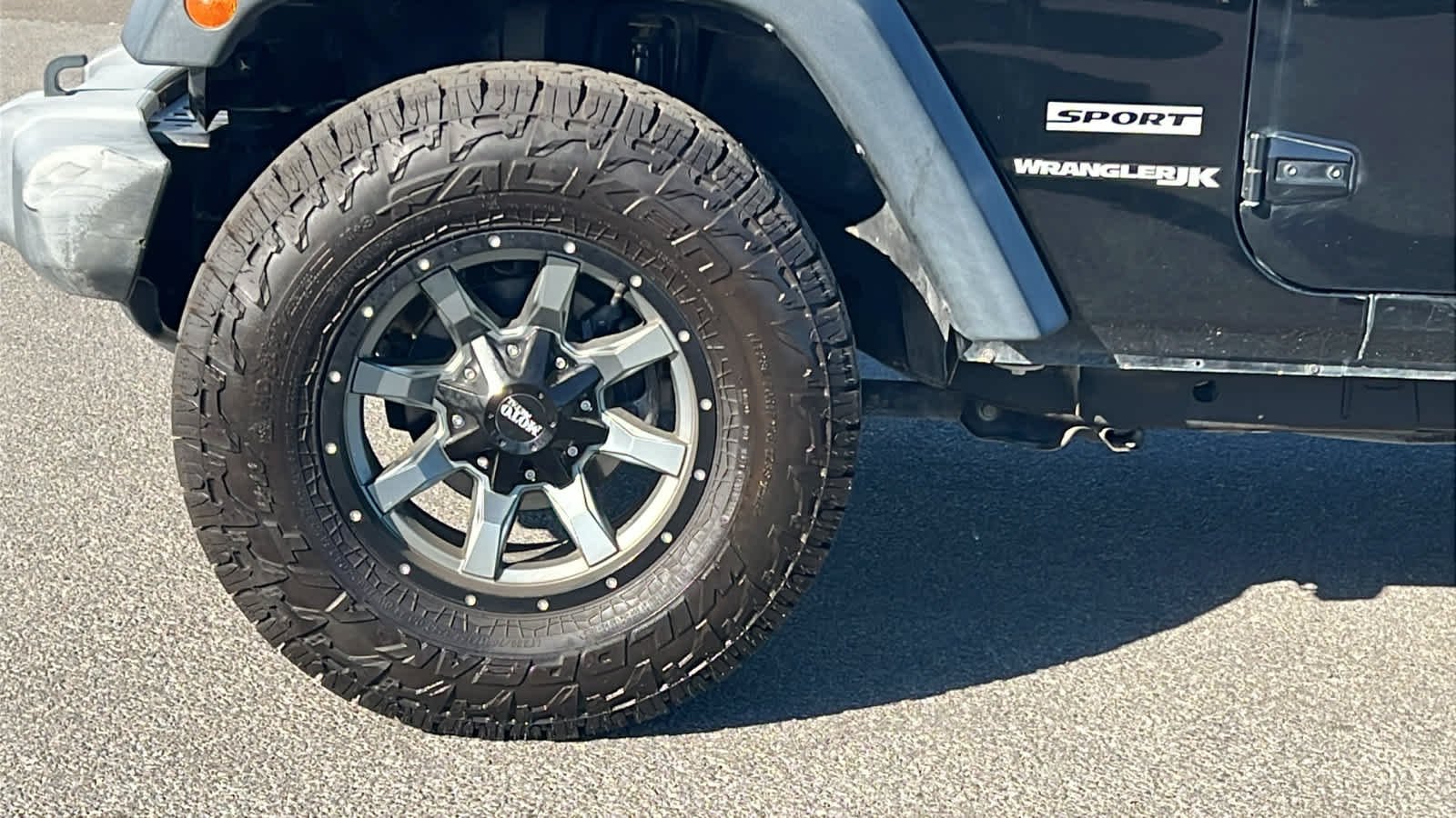 Used 2018 Black Clearcoat Jeep Sport S image 9