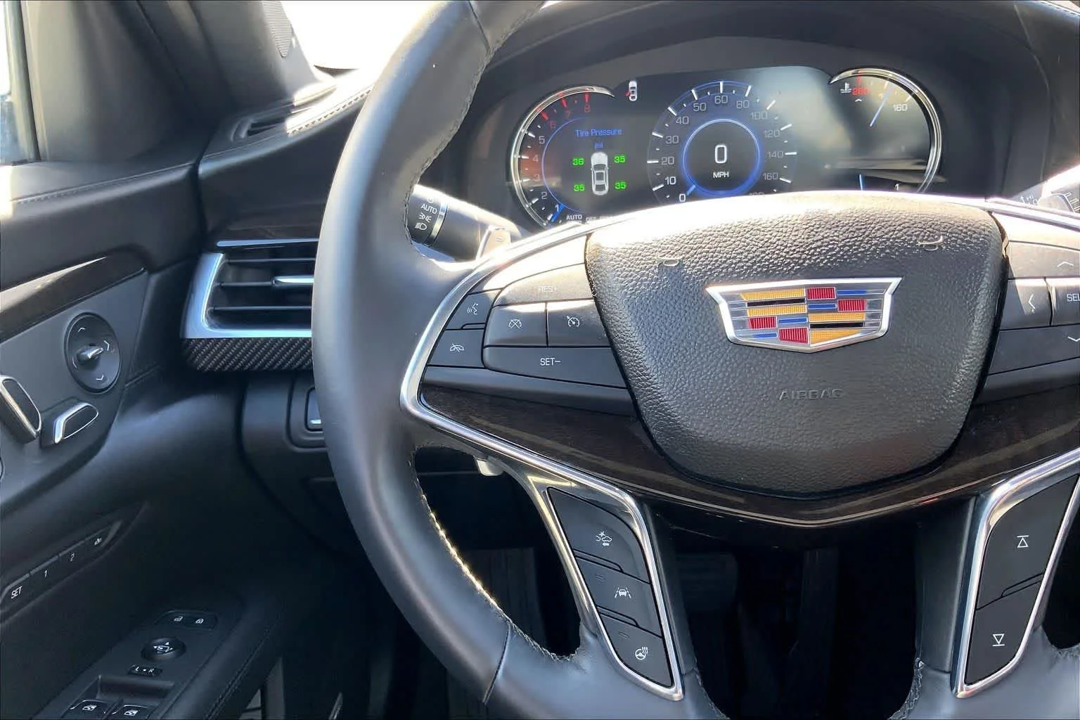 Used 2017 CRYSTAL WHITE TRICOAT Cadillac Platinum AWD image 24