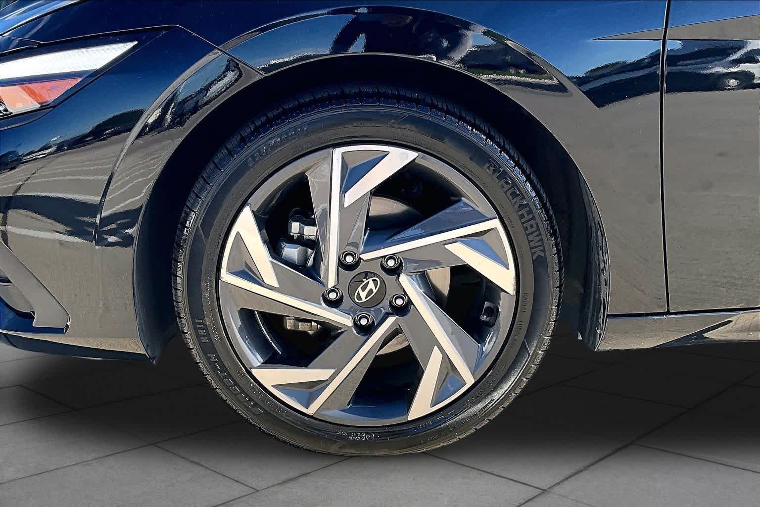 Used 2025 Abyss Black Hyundai SEL Sport image 10