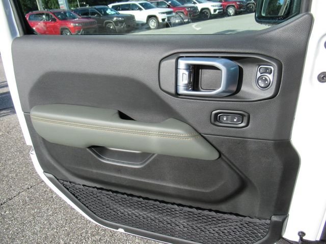 New 2026 Bright White Clear-Coat Exterior Paint Jeep Mojave X image 22