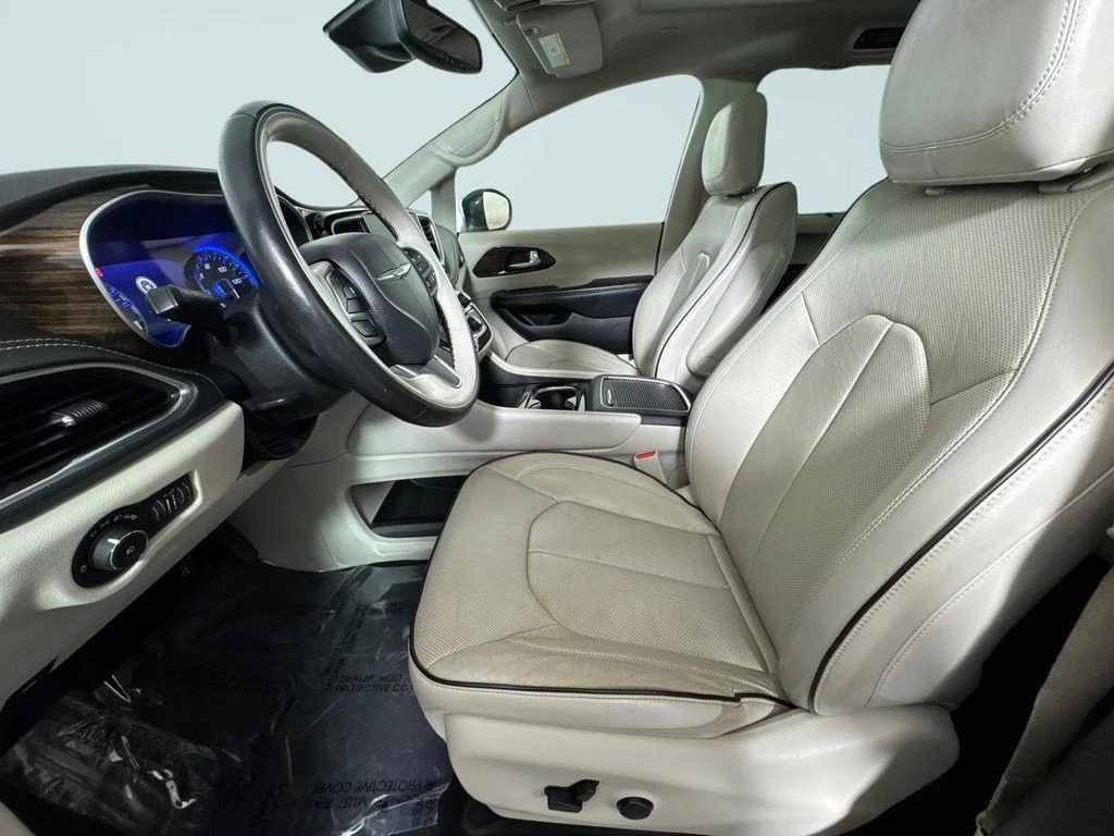 Used 2021 Crystal Metallic Chrysler Limited image 6