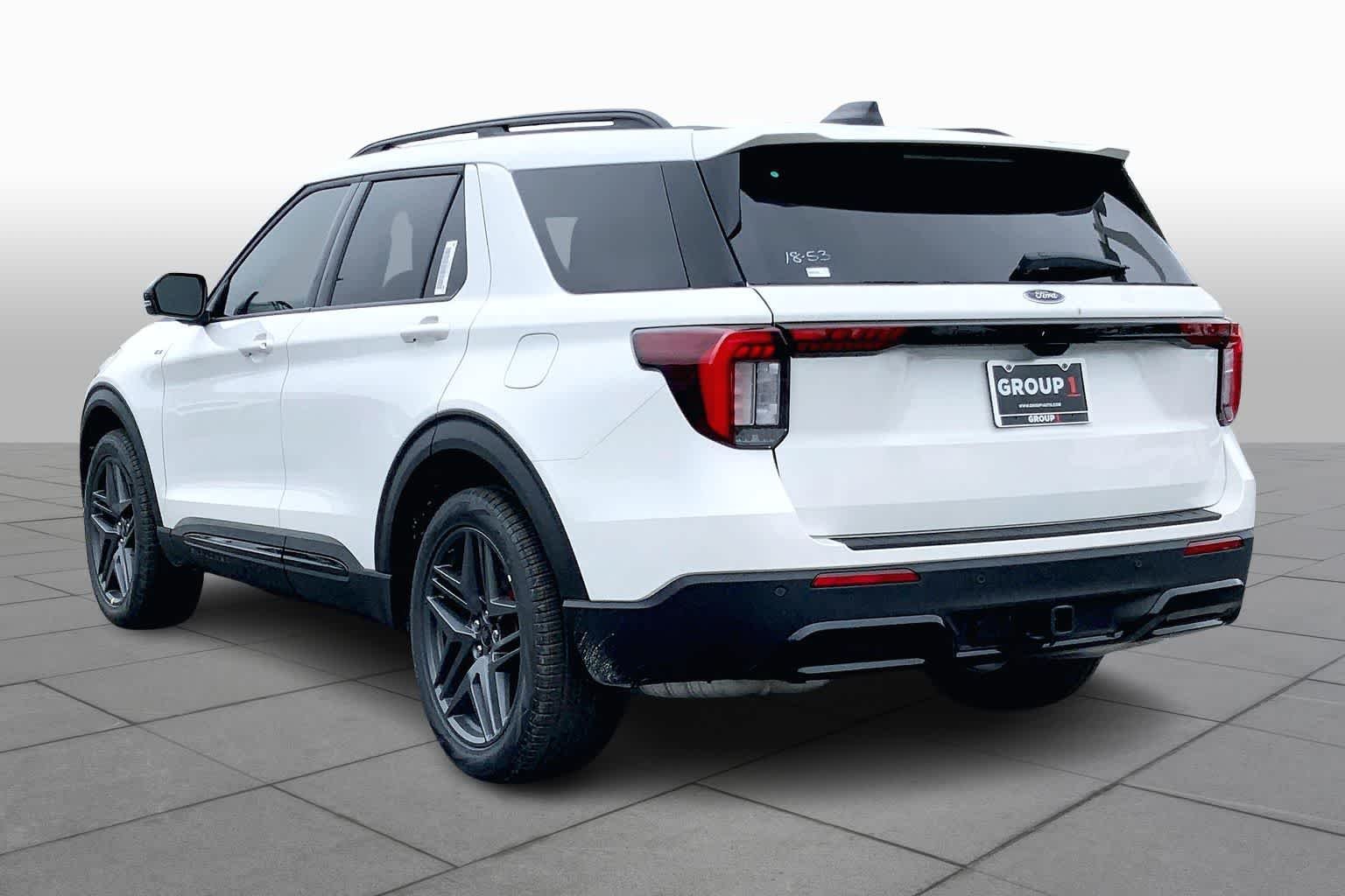 New 2026 Star White Metallic Tri-Coat Ford ST-Line image 9