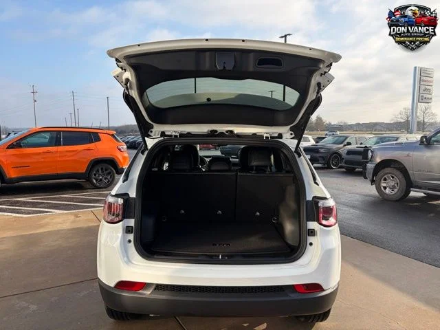 New 2026 Bright White Clearcoat Jeep Latitude image 19