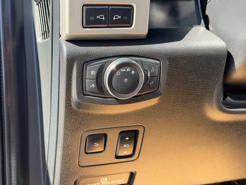 Used 2020 White Ford Lariat image 24