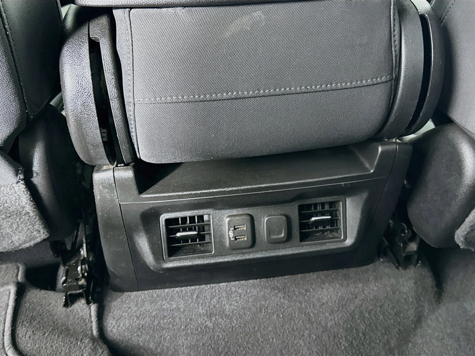 Used 2020 SUMMIT WHITE GMC SLE image 27