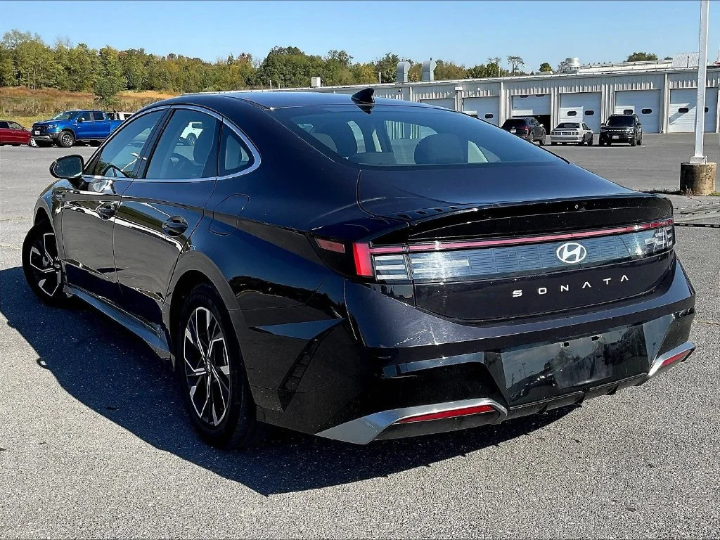 Used 2024 Blue Hyundai SEL image 3
