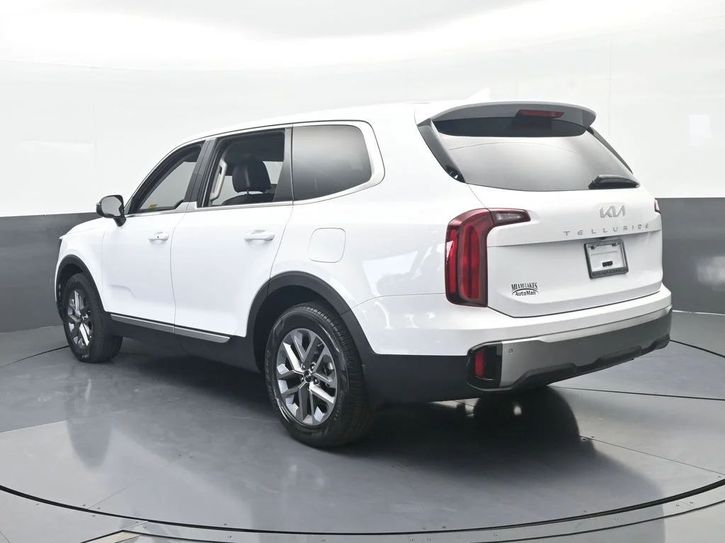 Used 2025 Glacial White Pearl Kia LX image 3