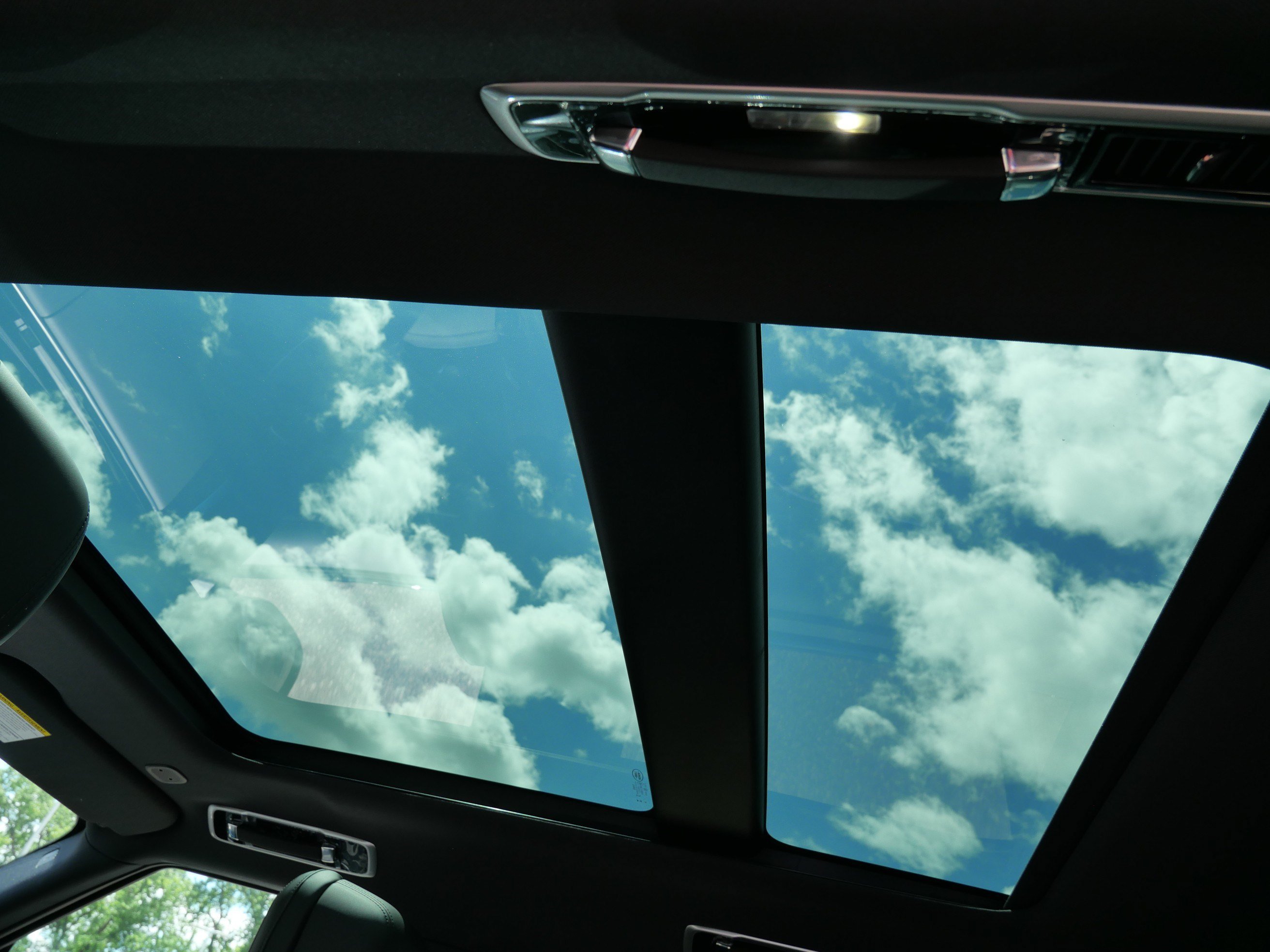 New 2026 Santorini Black Land Rover SE image 8