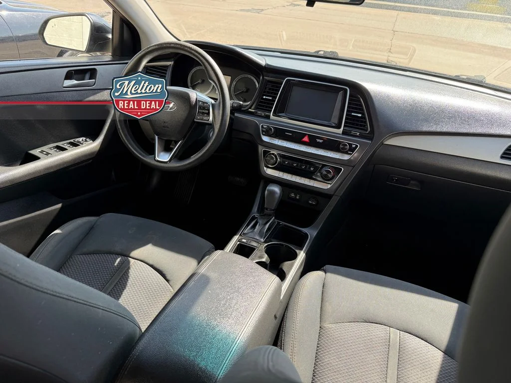Used 2018 Black Hyundai SE image 14