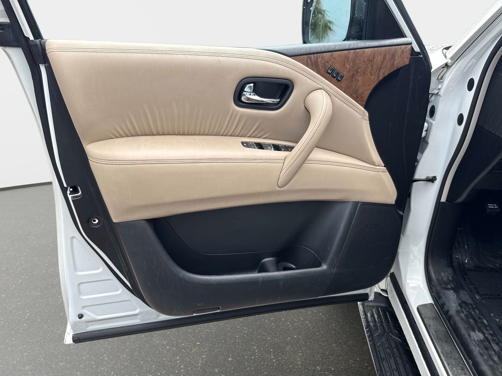 Used 2022 Aspen White TriCoat Pearl Nissan SL image 16