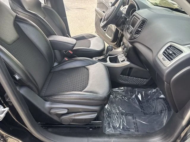 Used 2018 Black Jeep Latitude image 10