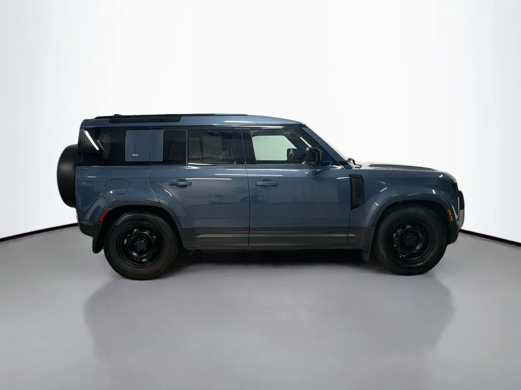 Used 2020 Tasman Blue Metallic Land Rover S image 8
