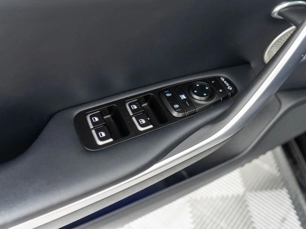 Used 2018 Black Kia Premium image 24
