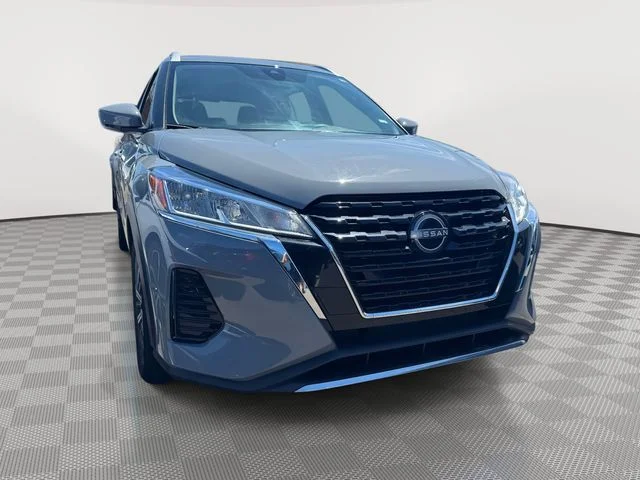 Used 2024 Gray Nissan SV image 2