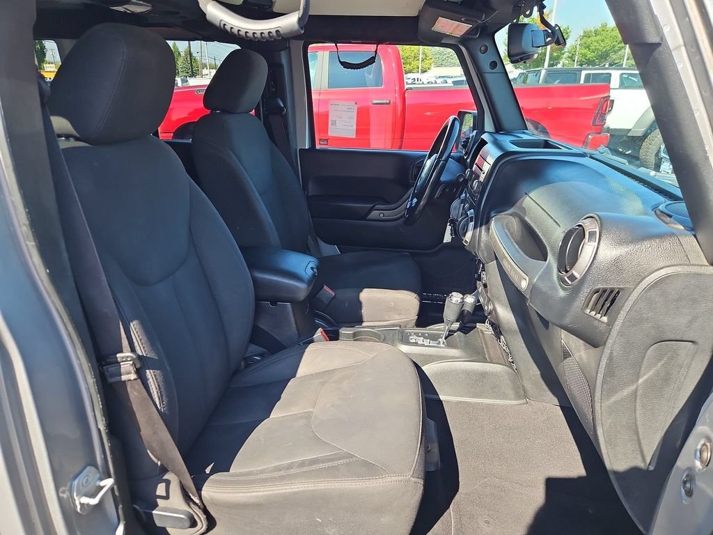 Used 2018 Billet Silver Metallic Clearcoat Jeep Unlimited Sport image 28