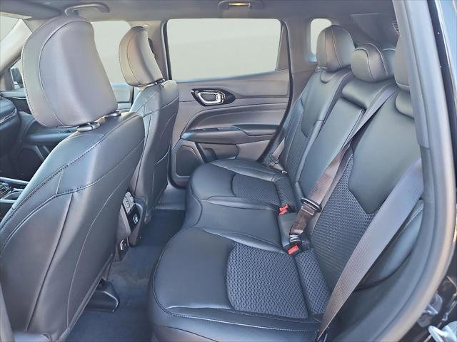 New 2026 Diamond Black Crystal Pearl-Coat Exterior Paint Jeep Latitude image 11
