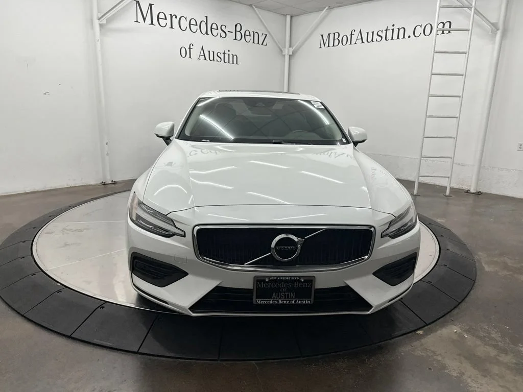 Used 2019 White Volvo T5 Momentum image 2