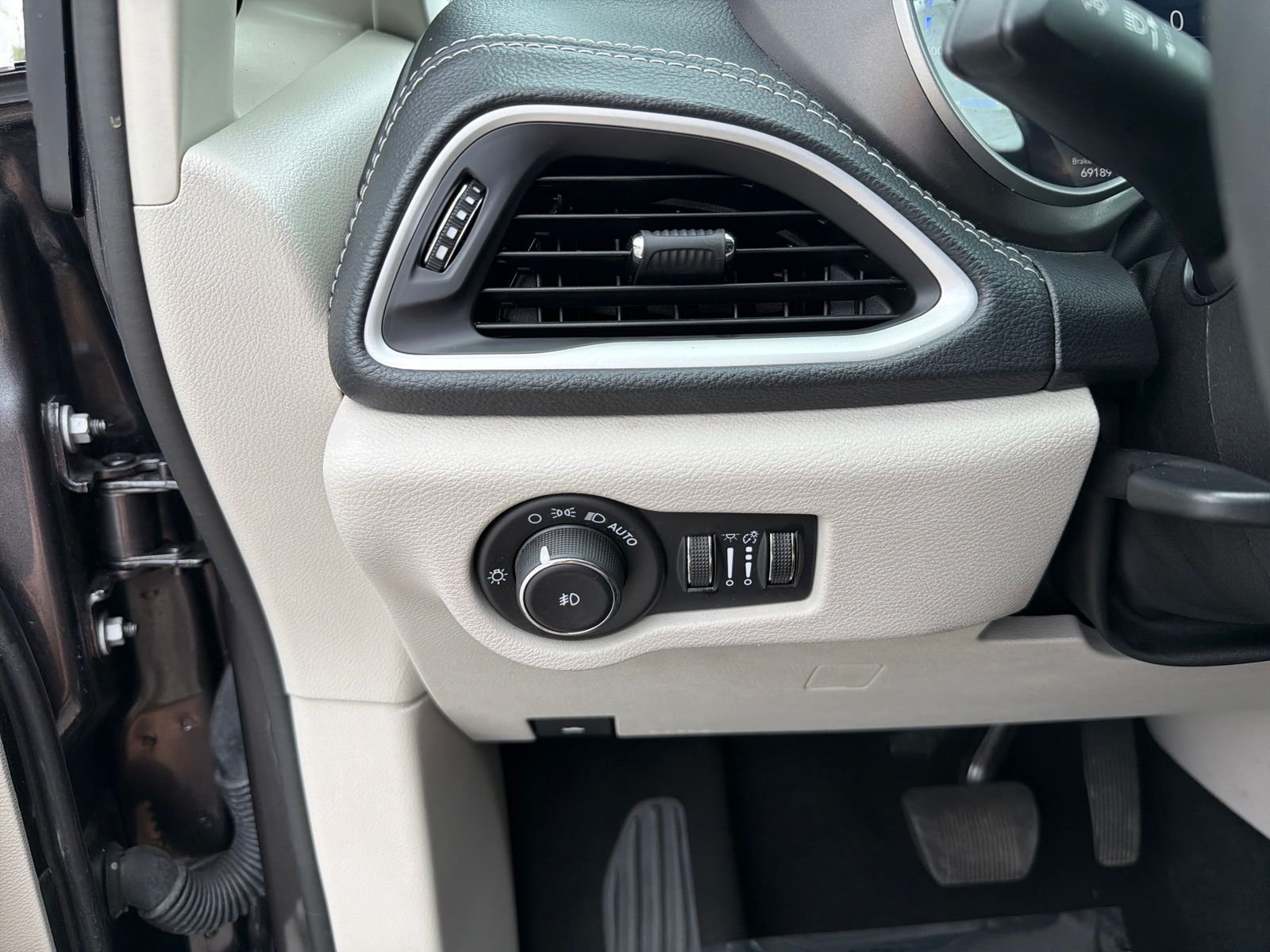 Used 2023 Crystal Metallic Chrysler Touring L image 18