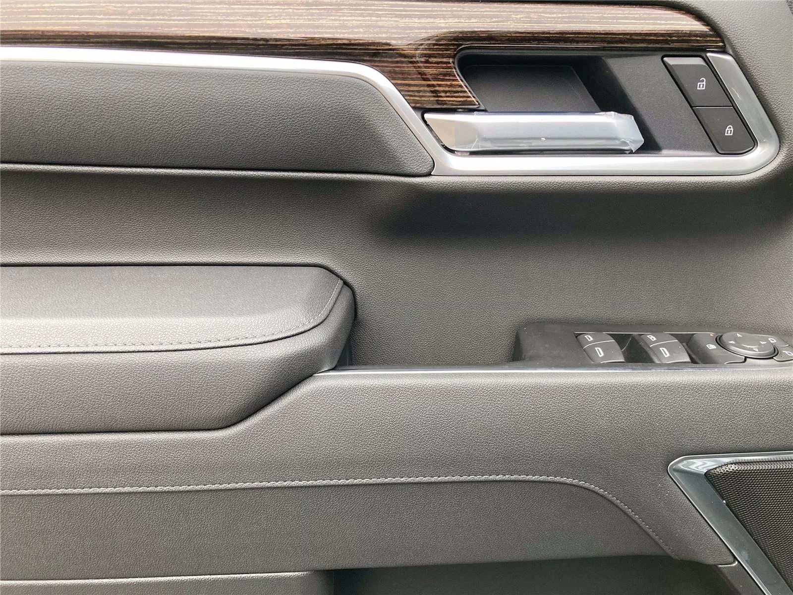 New 2026 Sterling Metallic GMC Elevation image 25