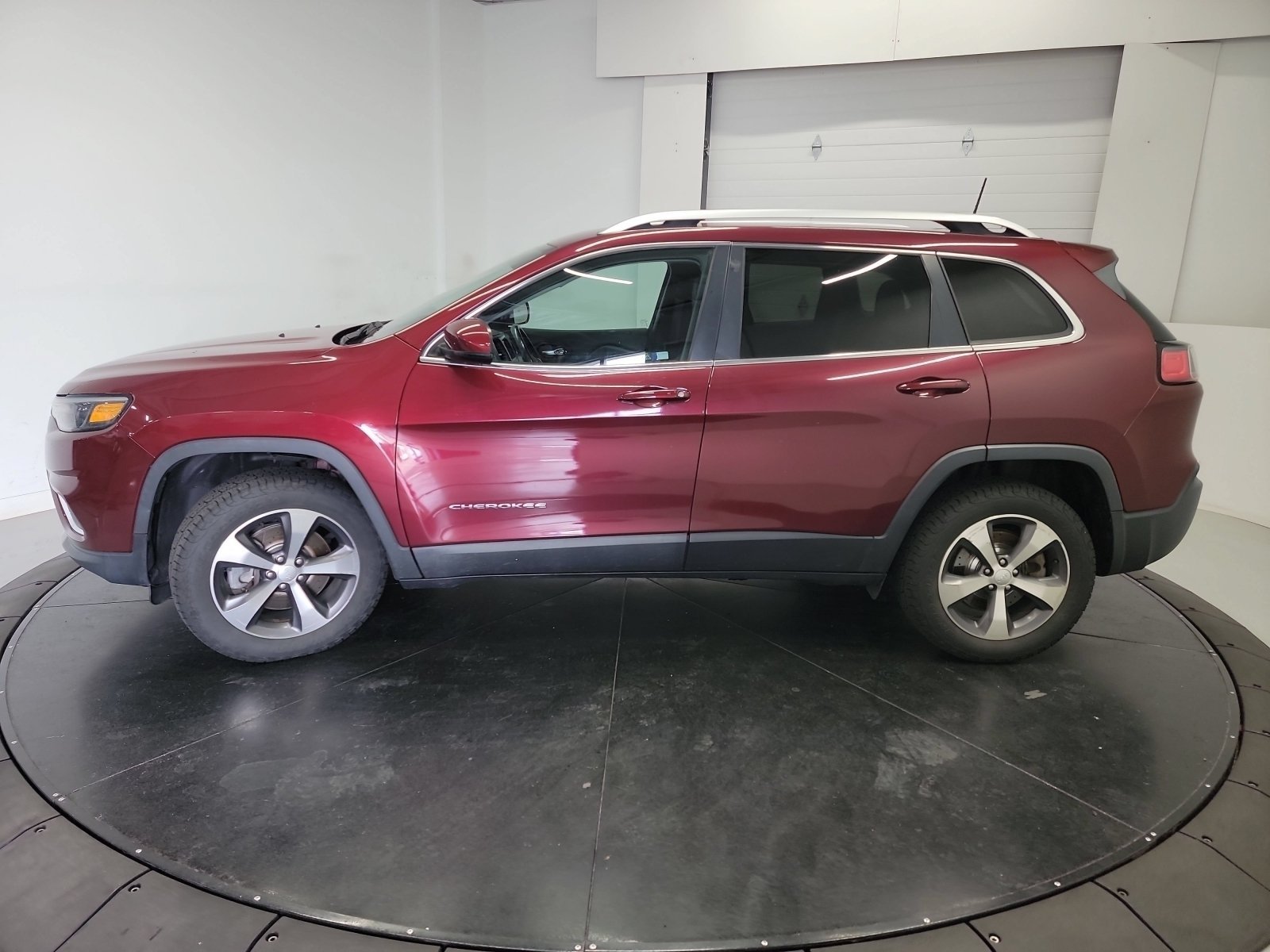 Used 2020 Velvet Red Pearlcoat Jeep Limited image 4