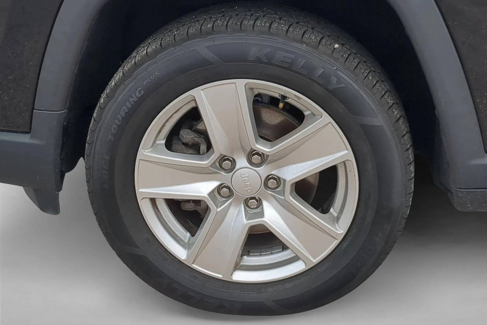 Used 2022 Diamond Black Crystal Pearlcoat Jeep Latitude image 29