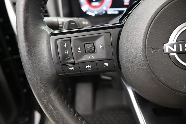 Used 2023 Black Nissan Platinum image 22