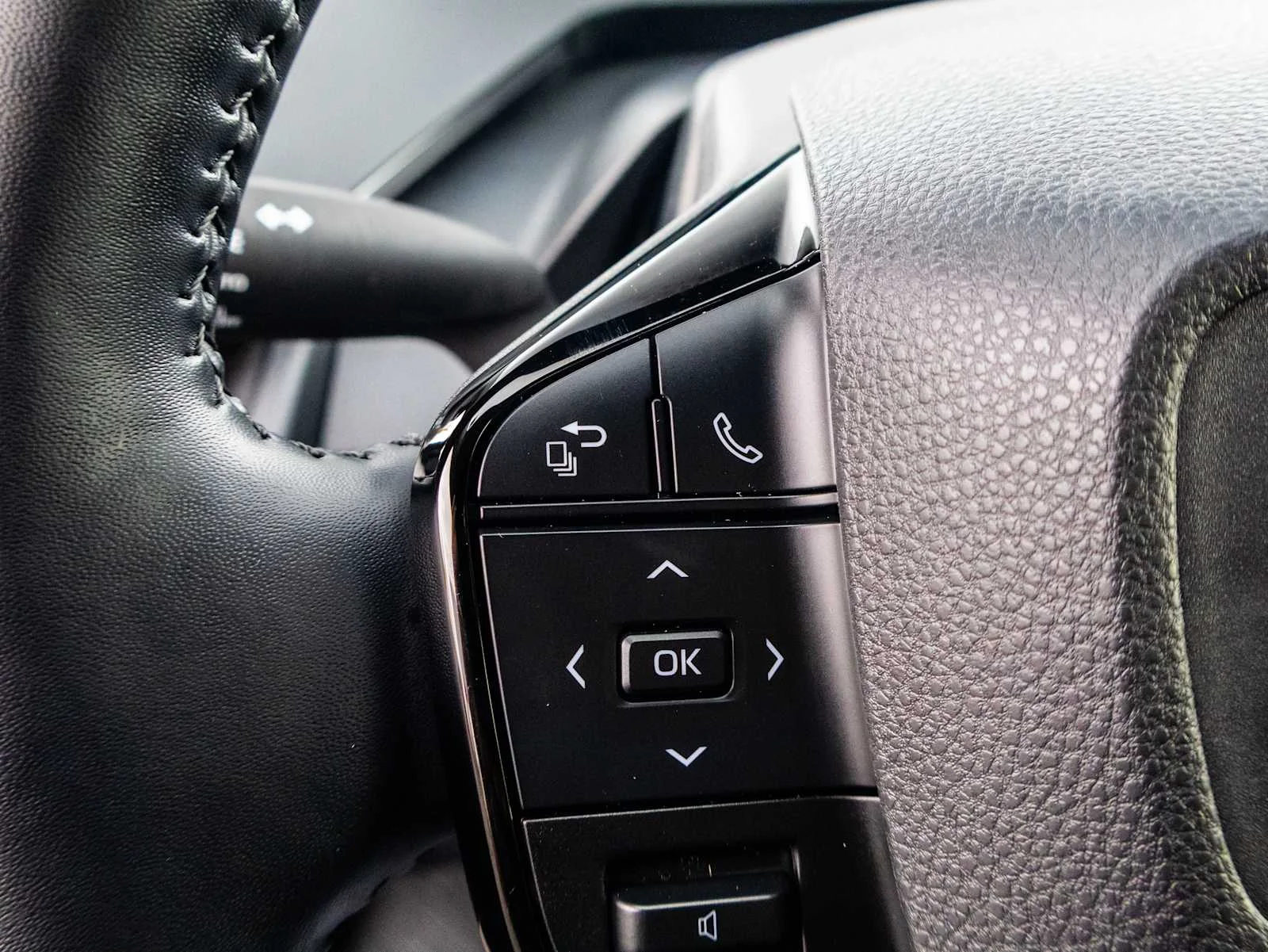 Used 2025 Guardian Gray Toyota XLE image 39
