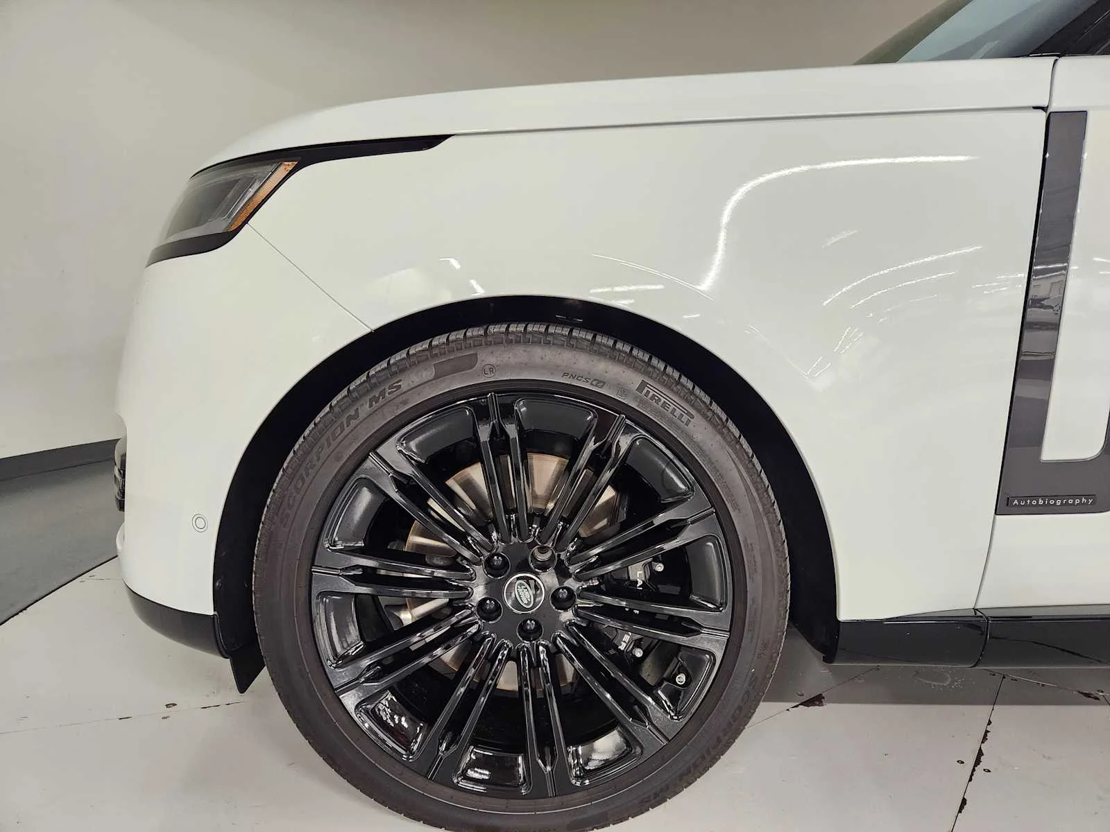 Used 2025 Fuji White Land Rover Autobiography - P530 SWB image 16