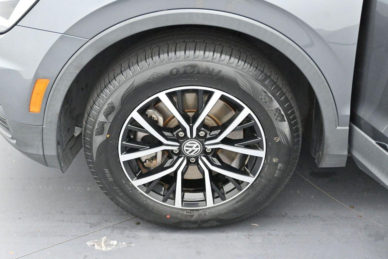 Used 2021 Platinum Gray Metallic Volkswagen SE image 27