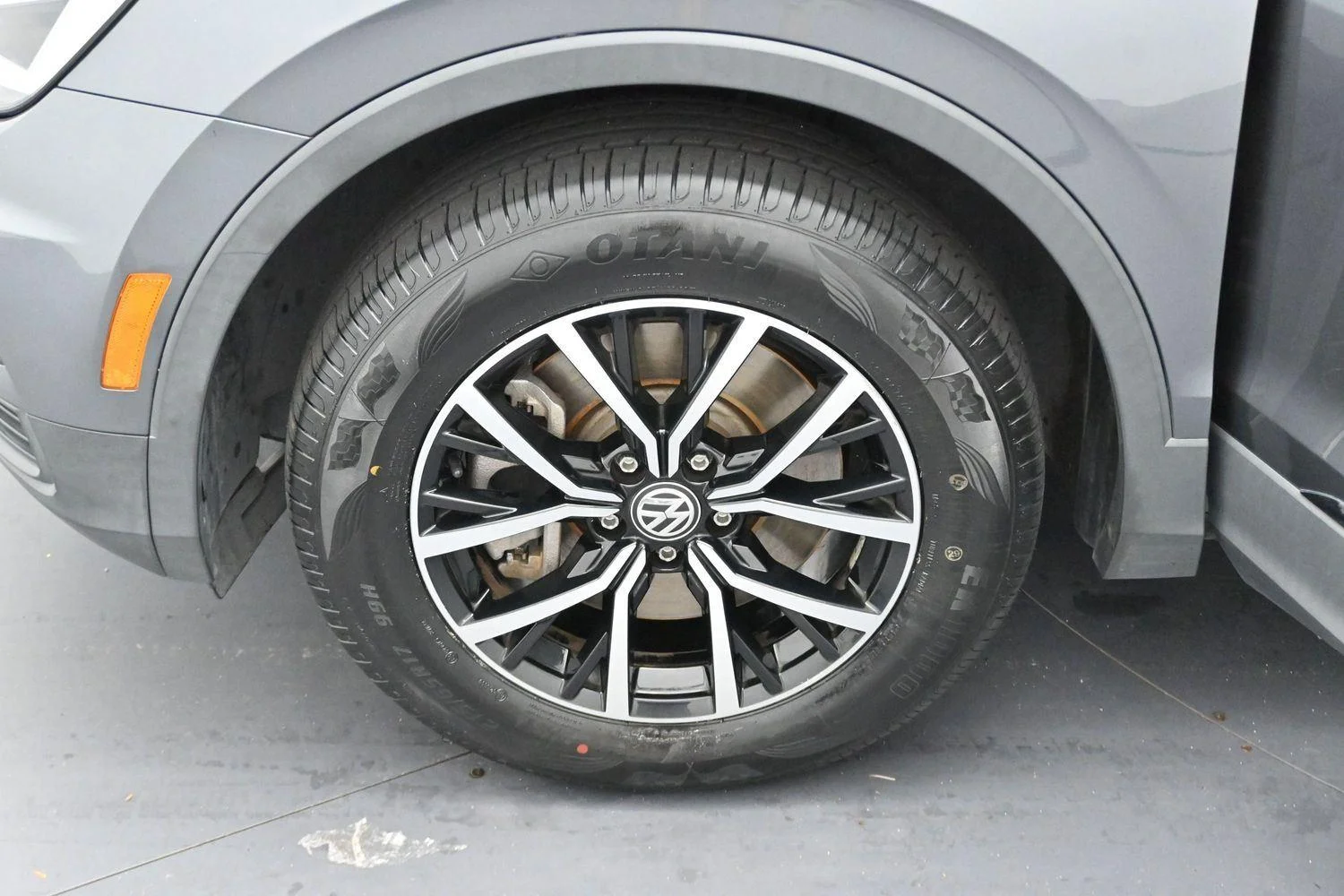 Used 2021 Platinum Gray Metallic Volkswagen SE image 27
