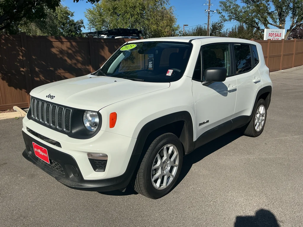 Used 2023 Alpine White Clearcoat Jeep Latitude image 1