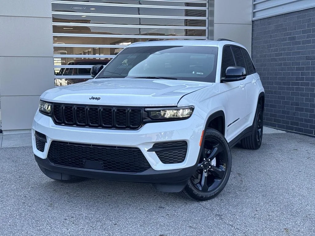 Used 2024 White Jeep Altitude image 1