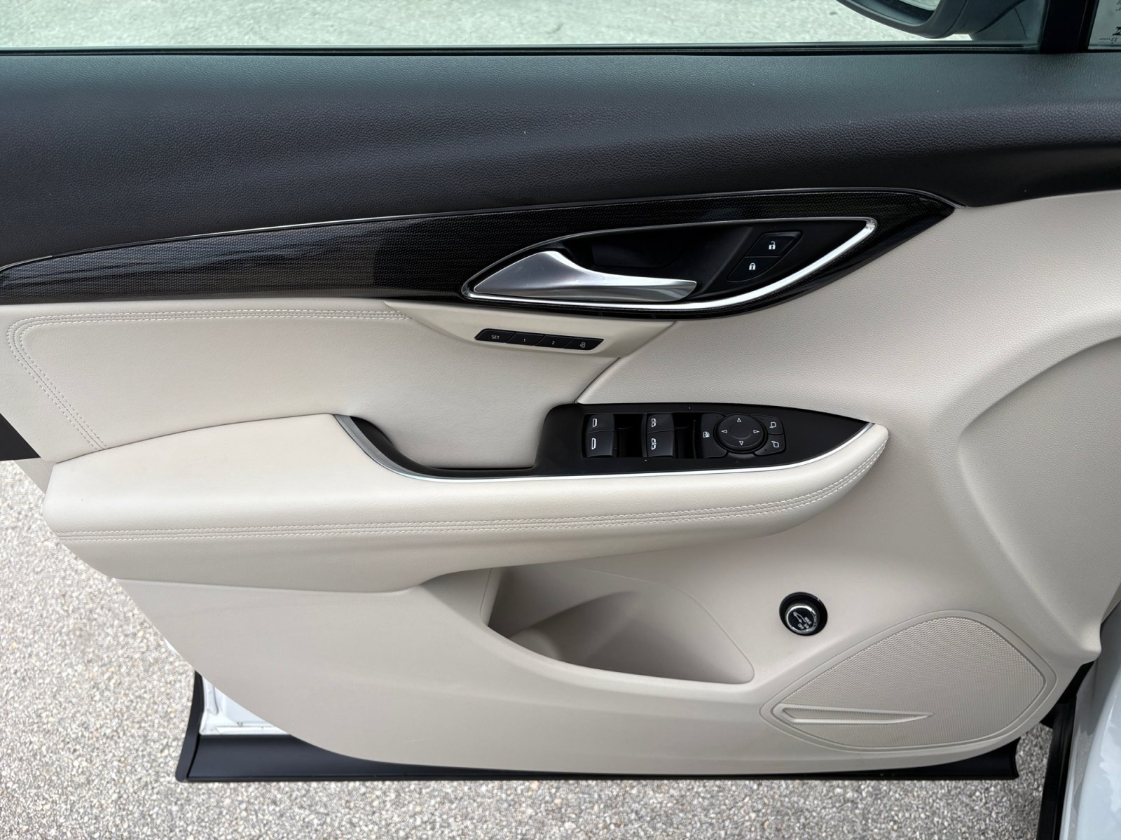 Used 2023 Summit White Buick Essence image 25