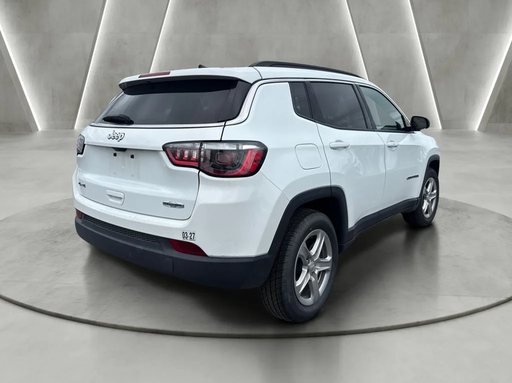 Used 2024 White/off-white Jeep Latitude image 5