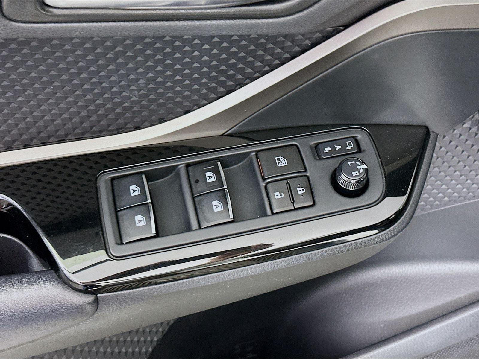 Used 2019 Blizzard Pearl Toyota XLE image 18