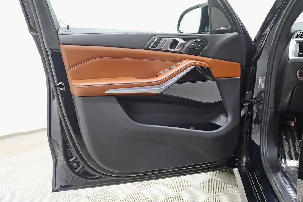 2023 BMW X7 M60i