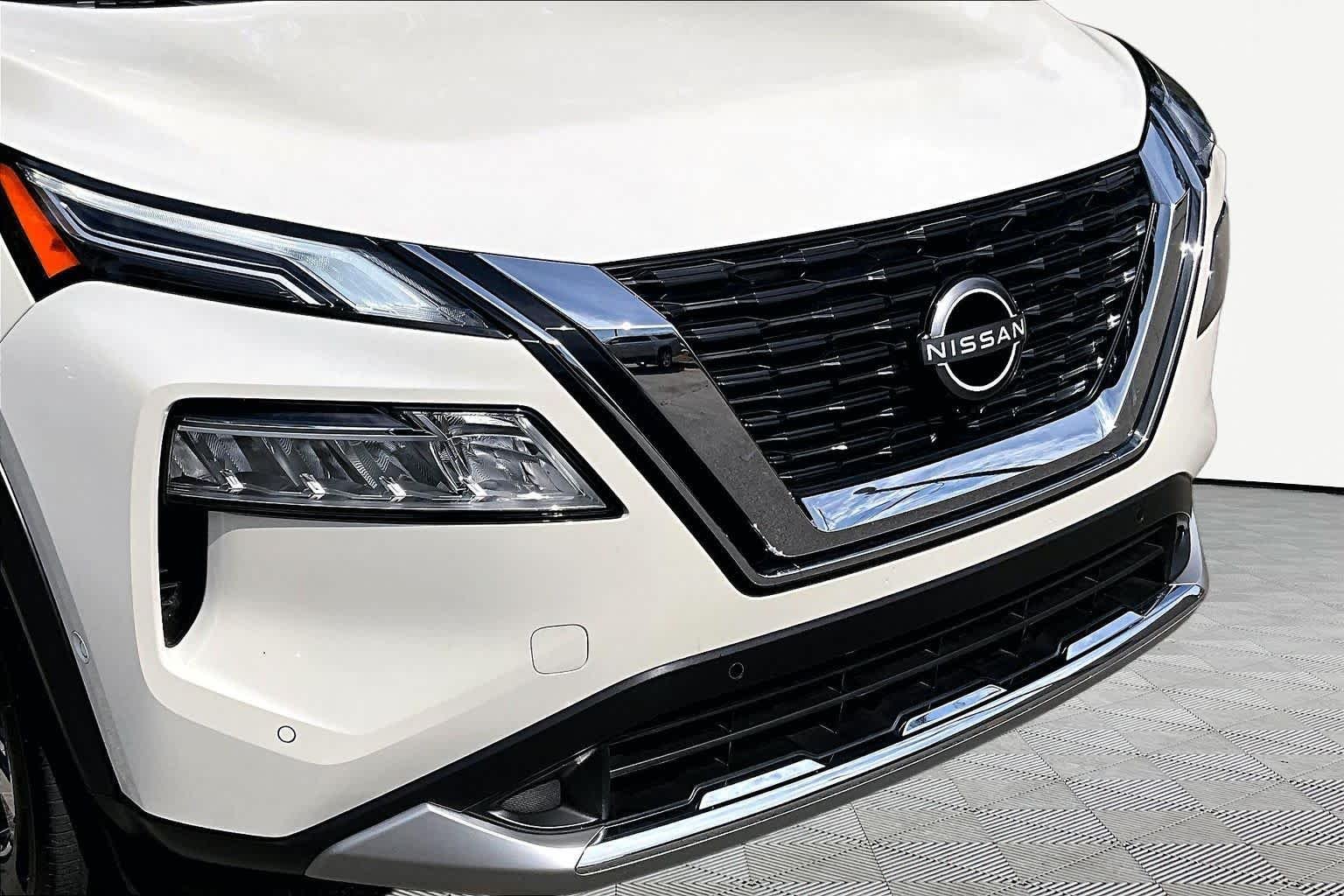 Used 2023 Pearl White Tricoat/Super Black Nissan Platinum image 30