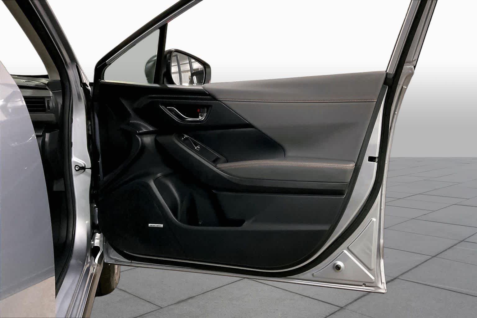 Used 2025 Ice Silver Metallic Subaru Limited image 22