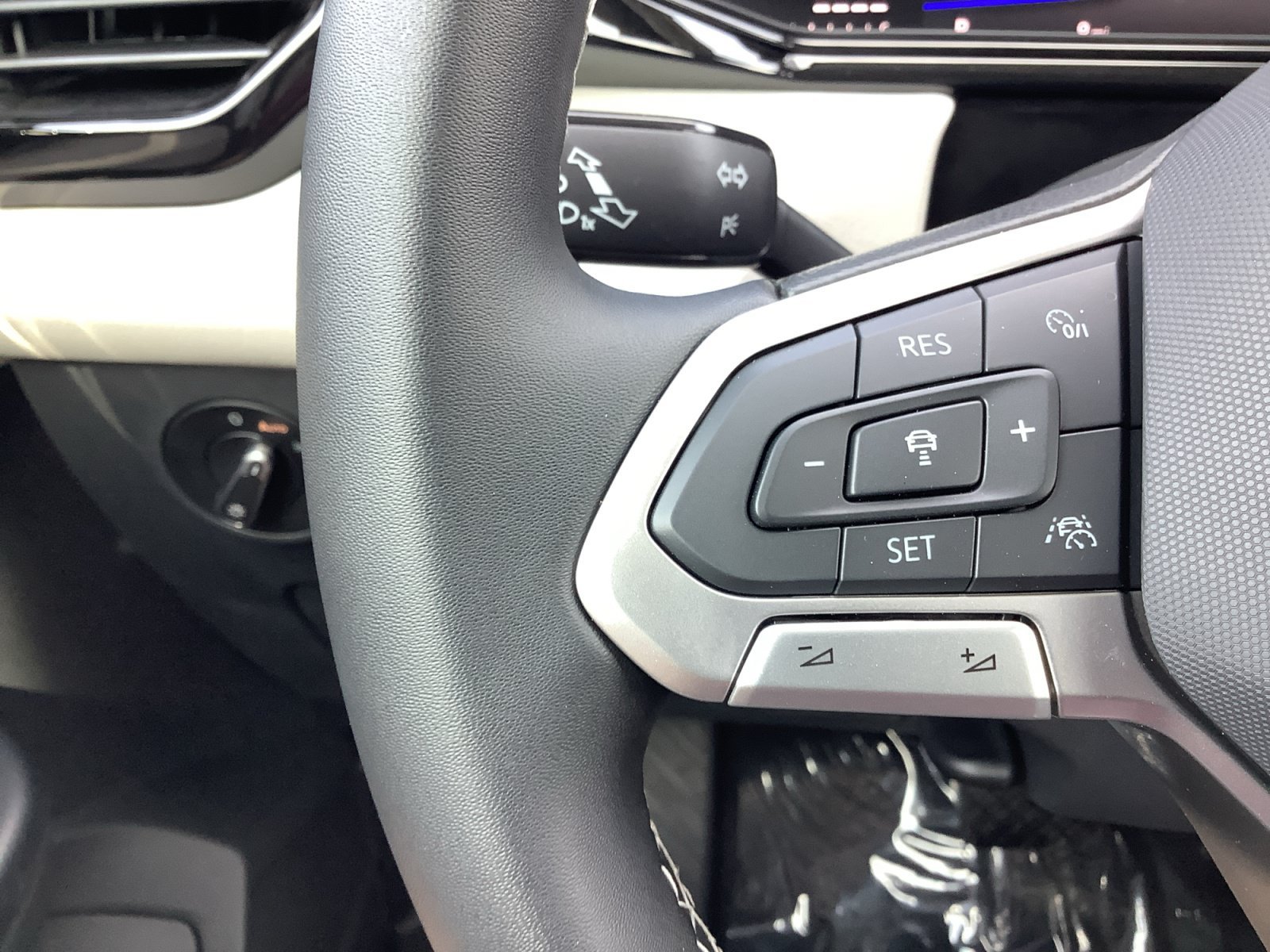 New 2027 Platinum Gray Metallic Volkswagen S image 26