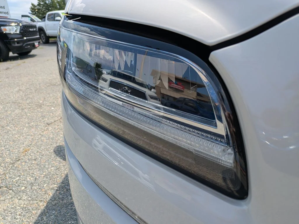 Used 2022 Ceramic Pearl Metallic Tinted Clearcoat Lincoln Reserve image 11