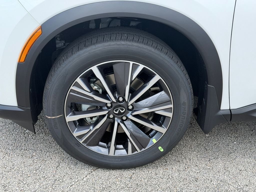 New 2027 RADIANT WHITE INFINITI Luxe FWD image 11