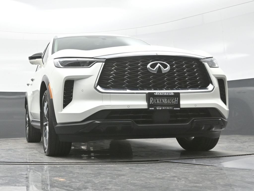 Used 2023 White INFINITI LUXE image 24