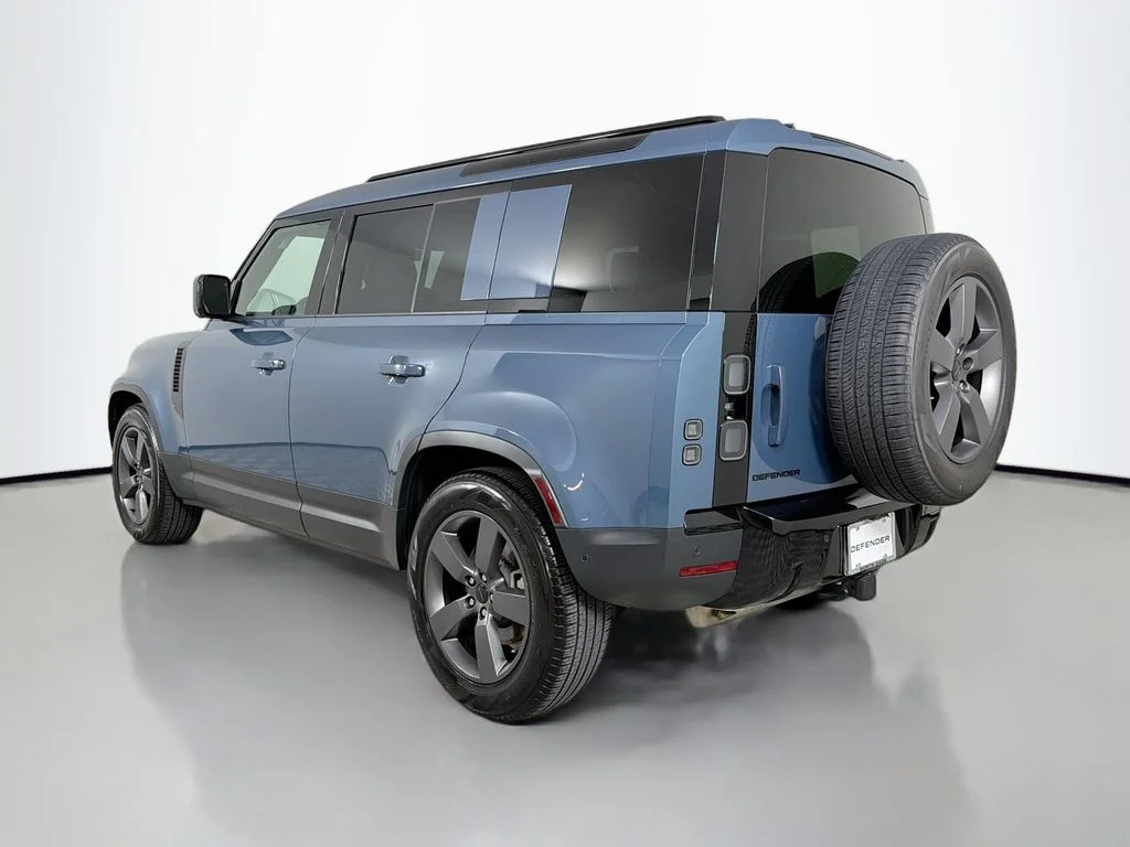 Used 2026 Tasman Blue Metallic Land Rover S image 7
