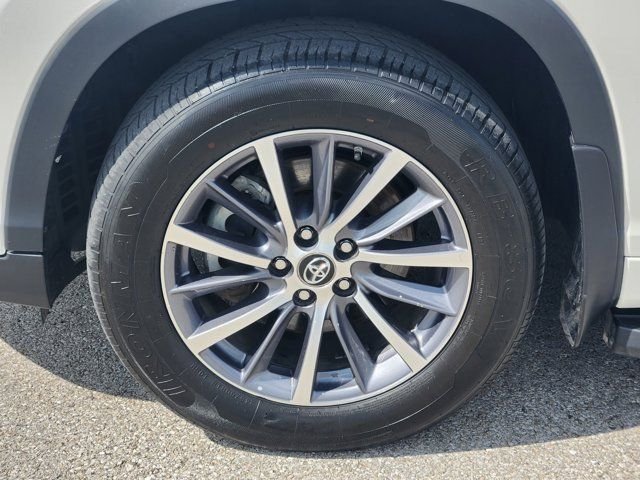 Used 2017 White Toyota XLE image 10