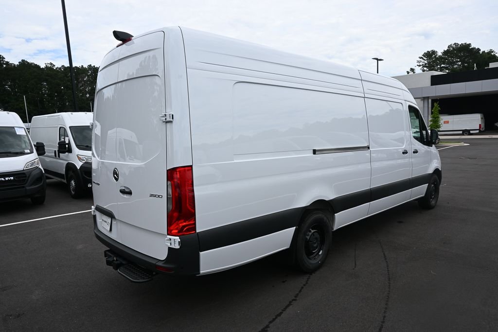 New 2026 Arctic White Mercedes-Benz Cargo 170 WB image 25