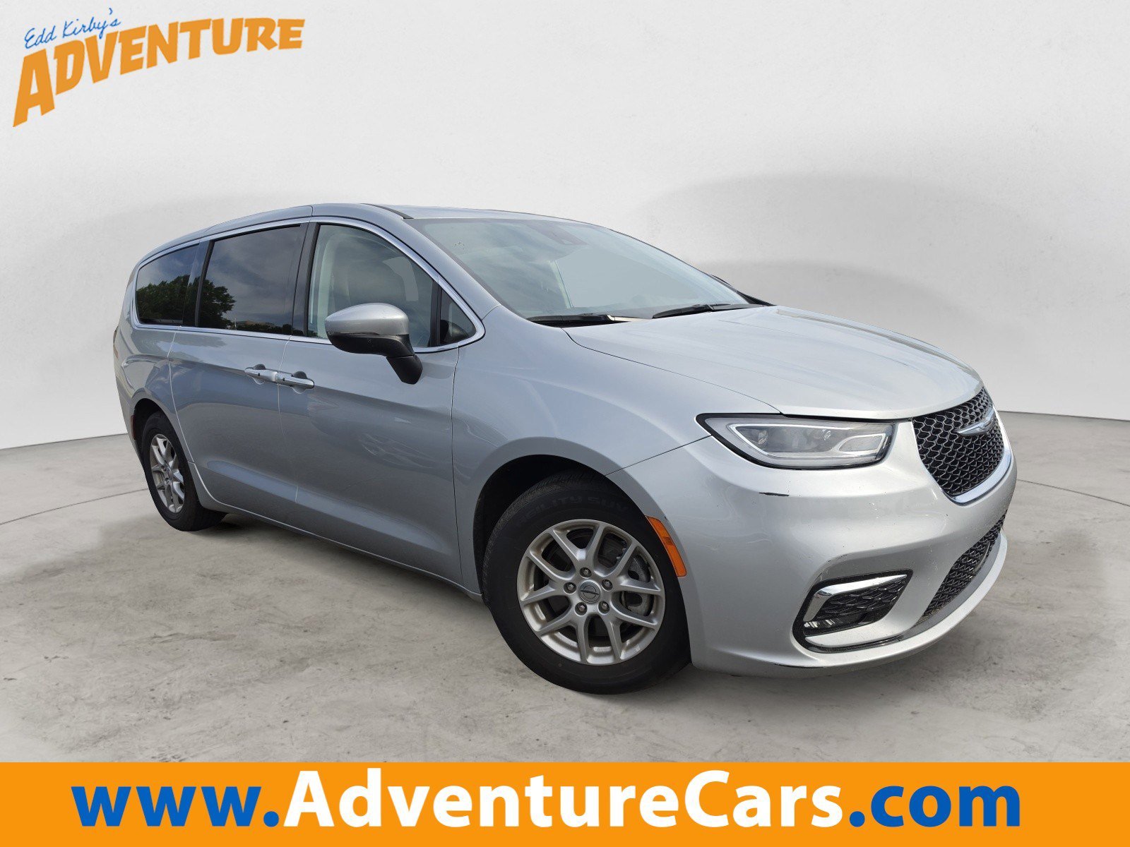 2023 Chrysler Pacifica Touring L's photo