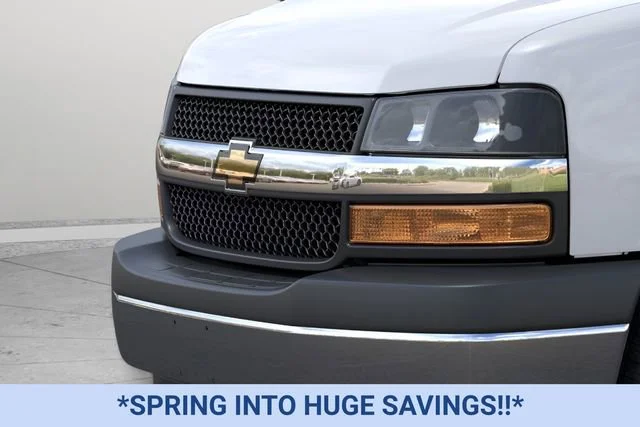 New 2025 Summit White Chevrolet WT image 13