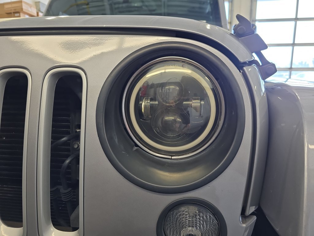 Used 2016 Silver Jeep Unlimited Sahara image 31