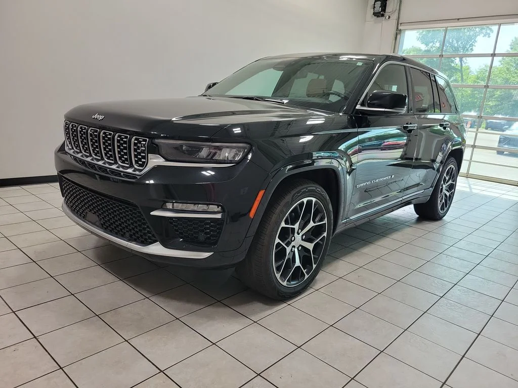 Used 2023 Black Jeep Summit Reserve image 9