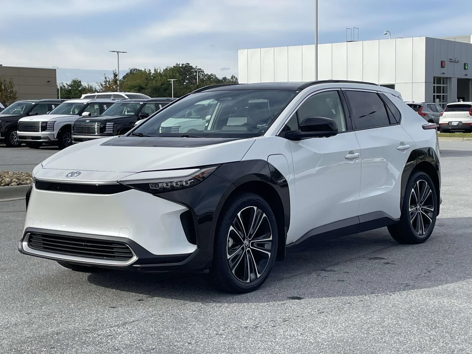 Used 2023 Wind Chill Pearl Toyota Limited image 23
